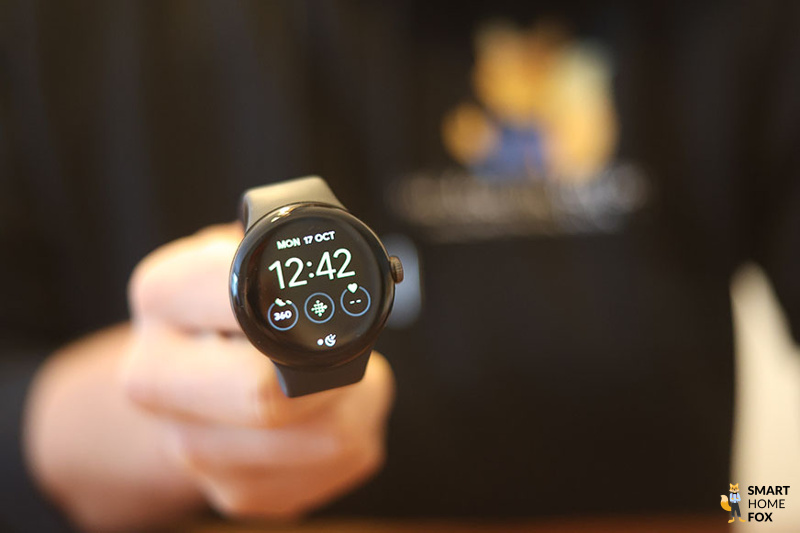 Man sieht das abgerundete Display der Google Pixel Watch.